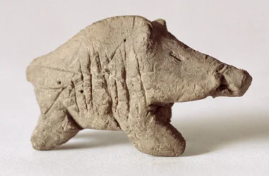 Figurine eines kleinen Ebers, aus Tappeh Sarab, Iran, ca. 6. Jahrtausend v. Chr. (Ton)
